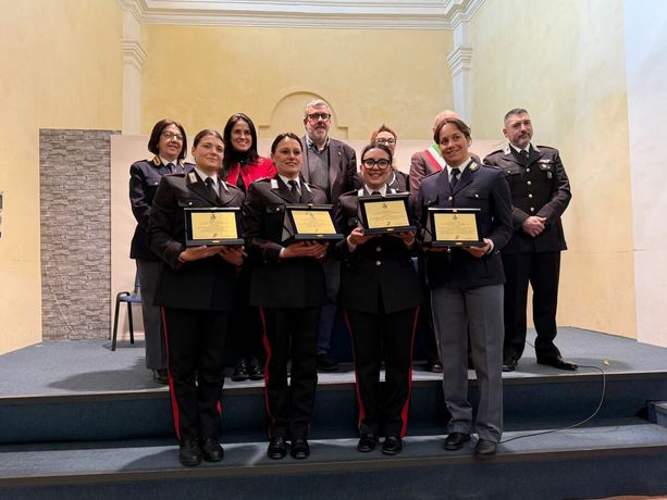 Plodio celebra le donne in divisa: targhe a Carabinieri e agenti della Polizia di Stato (FOTO)