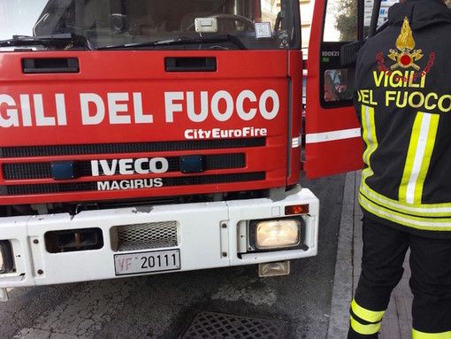 Savona, fiamme in un tetto in via XX Settembre: intervento dei vigili del fuoco Savona, fiamme in un tetto in via XX Settembre: intervento dei vigili del fuoco