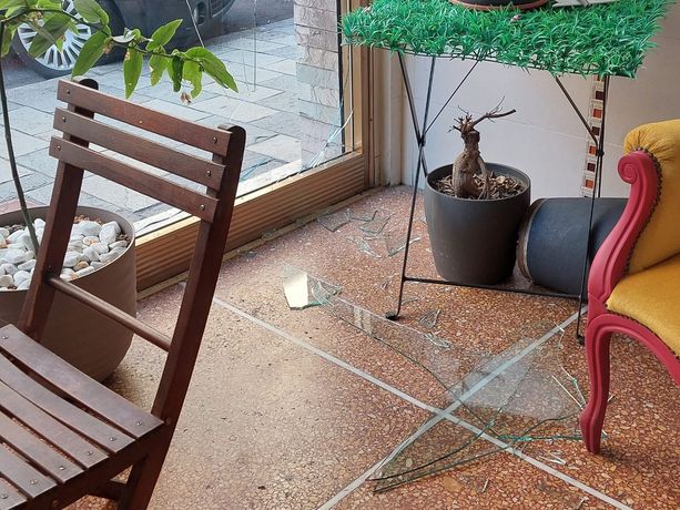 Savona, spaccano la vetrata e rubano il fondo cassa: ladri colpiscono la Gastronomia Bazzino (FOTO) Savona, spaccano la vetrata e rubano il fondo cassa: ladri colpiscono la Gastronomia Bazzino (FOTO)