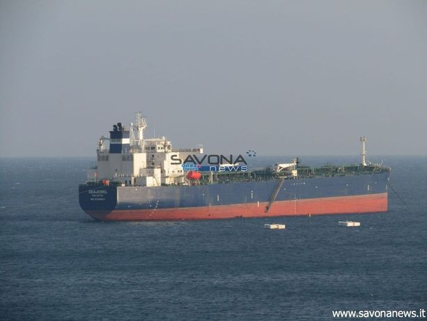 Ordigni sulla "Seajewel", non sono stati evidenziati cali nei traffici portuali: aumentano però i controlli Ordigni sulla "Seajewel", non sono stati evidenziati cali nei traffici portuali: aumentano però i controlli