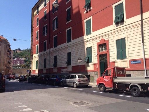 Violenta lite tra marito e moglie in via Aglietto a Savona: lui la aggredisce con uno zoccolo di legno, arrestato dai carabinieri Violenta lite tra marito e moglie in via Aglietto a Savona: lui la aggredisce con uno zoccolo di legno, arrestato dai carabinieri