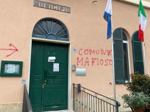 Cisano, nuove pesanti scritte contro il sindaco Niero: imbrattate anche case di privati Cisano, nuove pesanti scritte contro il sindaco Niero: imbrattate anche case di privati