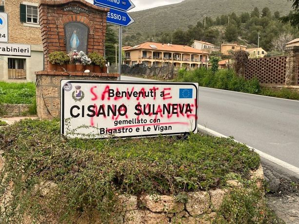 Cisano, trattamento sanitario obbligatorio: sarebbe il vandalo che ha imbrattato i muri del paese Cisano, trattamento sanitario obbligatorio: sarebbe il vandalo che ha imbrattato i muri del paese