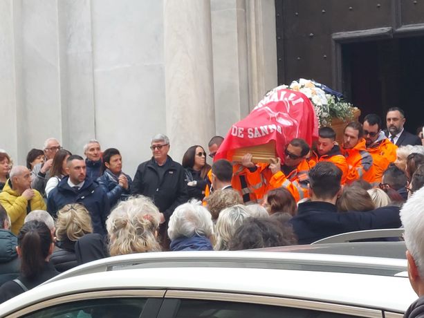 Savona, in Duomo l'ultimo commosso saluto a Fabrizio Manitto: "Sarai sempre nei nostri cuori" Savona, in Duomo l'ultimo commosso saluto a Fabrizio Manitto: "Sarai sempre nei nostri cuori"