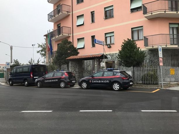 Millesimo, cane lasciato al sole sul terrazzo salvato da carabinieri e vigili del fuoco: denunciato il padrone, era andato al mare