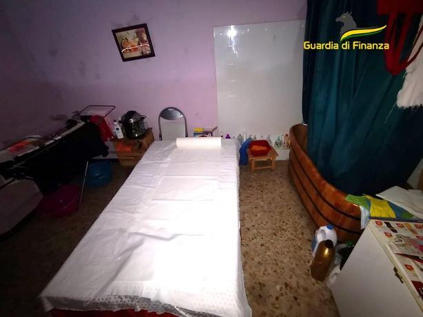 Presunte prestazioni sessuali in cambio di denaro, la Finanza sequestra un centro massaggi ad Albenga Presunte prestazioni sessuali in cambio di denaro, la Finanza sequestra un centro massaggi ad Albenga