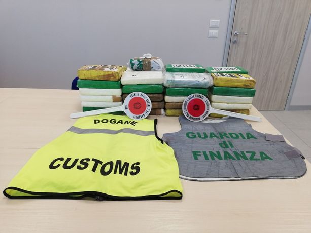 Sequestrati 47 kg di cocaina nel porto di Vado Ligure: la droga nascosta in un carico di nocciole sgusciate Sequestrati 47 kg di cocaina nel porto di Vado Ligure: la droga nascosta in un carico di nocciole sgusciate