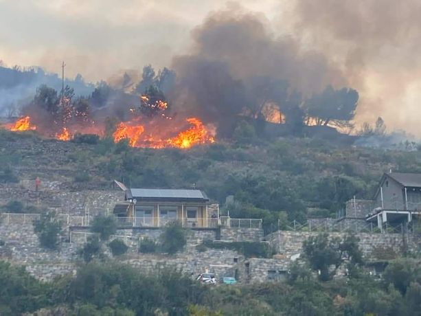 Alassio: terzo incendio boschivo in pochi giorni, evacuata la scuola dell'infanzia di Solva Alassio: terzo incendio boschivo in pochi giorni, evacuata la scuola dell'infanzia di Solva