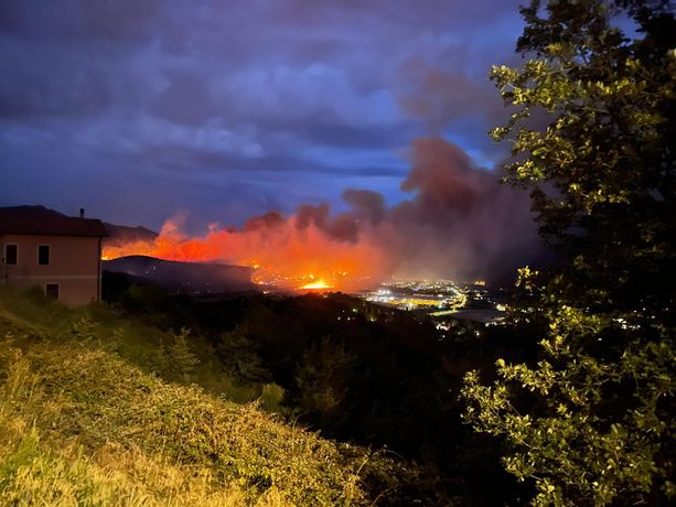 Continua a bruciare l'entroterra albenganese: ripresi i lanci aerei, una settantina le persone evacuate (FOTO e VIDEO) Continua a bruciare l'entroterra albenganese: ripresi i lanci aerei, una settantina le persone evacuate (FOTO e VIDEO)