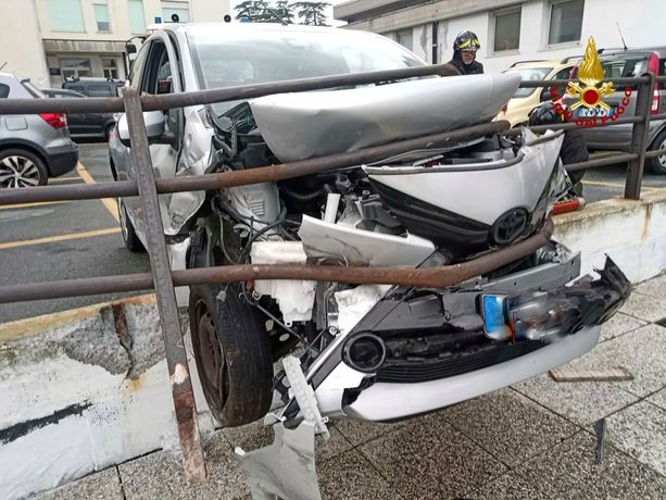 Savona, in bilico con l'auto dopo aver sfondato una ringhiera: incidente nel parcheggio dell'ospedale (VIDEO) Savona, in bilico con l'auto dopo aver sfondato una ringhiera: incidente nel parcheggio dell'ospedale (VIDEO)