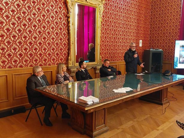 Occhio alle truffe, in Piazza del Popolo a Savona in arrivo uno sportello di supporto psicologico. Assessore Pasquali: "Richiesto il finanziamento, può essere un aiuto" Occhio alle truffe, in Piazza del Popolo a Savona in arrivo uno sportello di supporto psicologico. Assessore Pasquali: "Richiesto il finanziamento, può essere un aiuto"