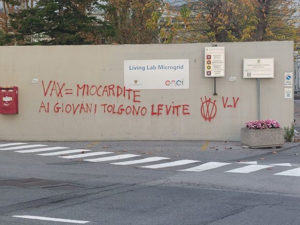 Savona, i no vax colpiscono anche il Campus universitario: imbrattato il muraglione d'ingresso (FOTO) Savona, i no vax colpiscono anche il Campus universitario: imbrattato il muraglione d'ingresso (FOTO)