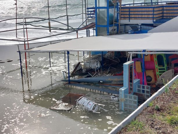 Savona, la mareggiata danneggia i bagni Aurora. Il titolare: "Peggio del 2018, tutto completamente allagato" (VIDEO)