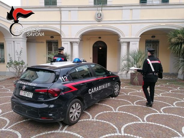 Calice, aggredisce l'ex compagna prima alla partita del figlio e poi tentando di sfondare la porta di casa: 46enne arrestato dai carabinieri Calice, aggredisce l'ex compagna prima alla partita del figlio e poi tentando di sfondare la porta di casa: 46enne arrestato dai carabinieri