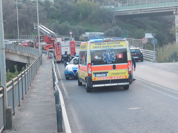 Savona, uomo si getta da un ponte: soccorsi mobilitati in via Bonini (FOTO e VIDEO) Savona, uomo si getta da un ponte: soccorsi mobilitati in via Bonini (FOTO e VIDEO)