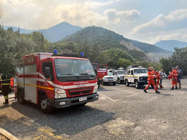 Incendio Borghetto-Toirano sotto controllo: rientro alla base per i mezzi aerei (FOTO e VIDEO) Incendio Borghetto-Toirano sotto controllo: rientro alla base per i mezzi aerei (FOTO e VIDEO)