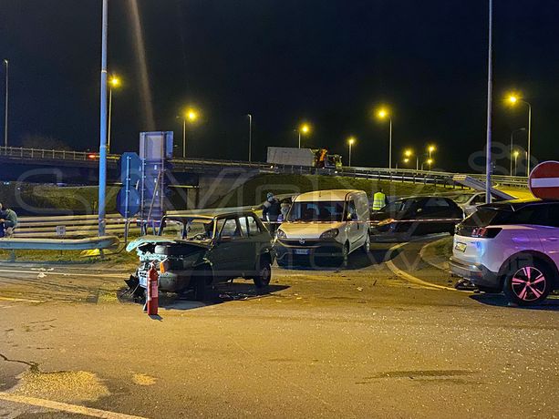 Albenga, schianto all'incrocio dell'Aurelia Bis di Bastia: due auto coinvolte, quattro i feriti (FOTO) Albenga, schianto all'incrocio dell'Aurelia Bis di Bastia: due auto coinvolte, quattro i feriti (FOTO)