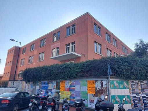 Scuole Astengo, è già arrivato un gruppo dei  migranti che saranno ospitati temporaneamente nella palestra Scuole Astengo, è già arrivato un gruppo dei  migranti che saranno ospitati temporaneamente nella palestra