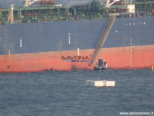 "Giallo" Seajewel, la Capitaneria dispone nuovi controlli: al campo boe Sarpom ispezioni mensili con i sub "Giallo" Seajewel, la Capitaneria dispone nuovi controlli: al campo boe Sarpom ispezioni mensili con i sub