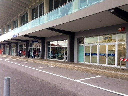 Ruba al supermercato, accoltella un addetto alla sorveglianza e tenta la fuga: 18enne arrestato dalla Polizia Ruba al supermercato, accoltella un addetto alla sorveglianza e tenta la fuga: 18enne arrestato dalla Polizia