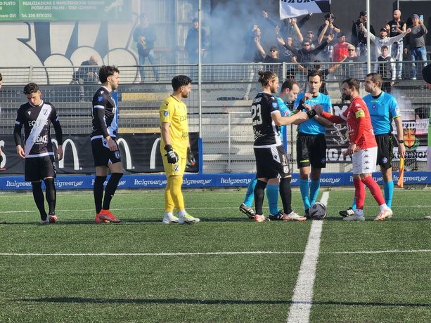 Calcio. L'Albenga si misura contro il Varese. Gli aggiornamenti della sfida playoff con la webcronaca dal Riva