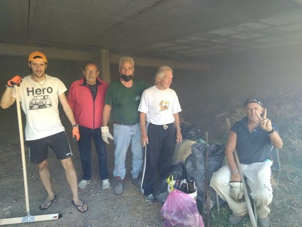 Albenga, i Fedelissimi “rifanno il look” al Riva: “Un po’ di pulizia per ringraziare il presidente Marinelli della sua generosità” (FOTO) Albenga, i Fedelissimi “rifanno il look” al Riva: “Un po’ di pulizia per ringraziare il presidente Marinelli della sua generosità” (FOTO)