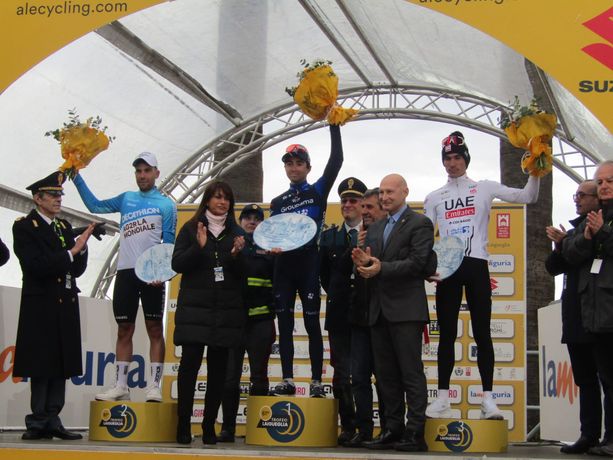 Il Trofeo Laigueglia è di Lenny Martinez: il francese braccia al cielo sull'arrivo di via Roma (FOTO)