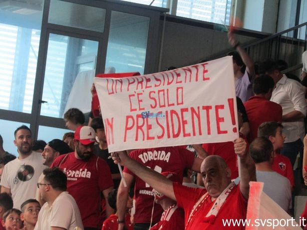 Rari Nantes Savona. Sconfitta in acqua ma festa sugli spalti, il sogno biancorosso non si ferma qui
