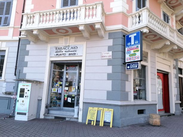 Tabaccaio pestato da un cliente in largo De Amicis a Cuneo. Polizia alla ricerca dell’aggressore