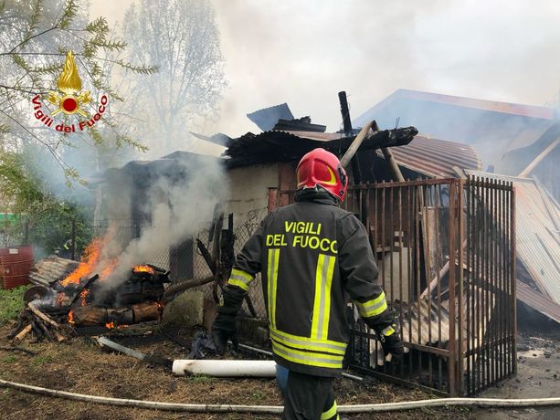 A fuoco un capannone adibito a deposito legna a Madonna delle Grazie A fuoco un capannone adibito a deposito legna a Madonna delle Grazie