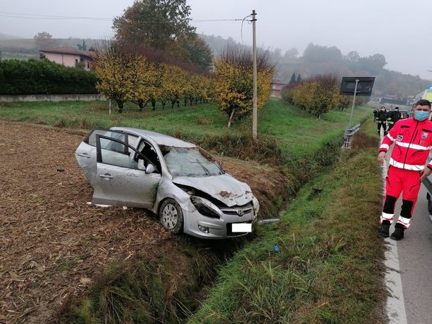 Auto fuori strada a Canale, uomo di 41 anni incastrato nelle lamiere: è grave Auto fuori strada a Canale, uomo di 41 anni incastrato nelle lamiere: è grave