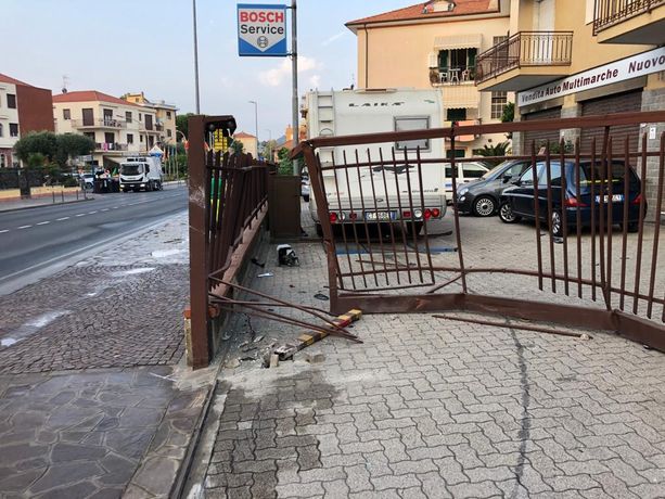 Tragico schianto a Diano Marina, muore 19enne originario di Alba Tragico schianto a Diano Marina, muore 19enne originario di Alba