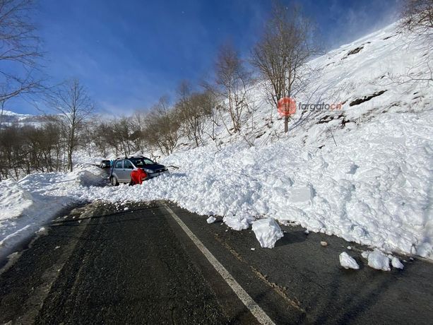 Slavina sulla Provinciale per Pian Munè di Paesana travolge un'auto: salvi gli occupanti