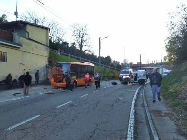Bra, bus urbano si scontra con un fuoristrada in strada Montenero [FOTO]