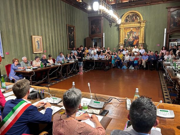Alba, palazzo comunale  gremito di pubblico per la prima seduta del rinnovato  Consiglio comunale [FOTO]