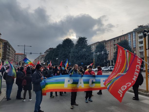 A Cuneo il corteo contro la guerra: "Siamo costruttori di pace" A Cuneo il corteo contro la guerra: "Siamo costruttori di pace"