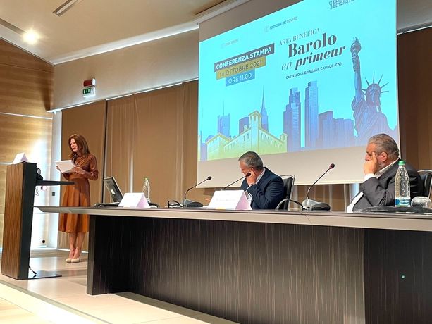 Al castello di Grinzane l’asta benefica con protagonista il re dei vini. Barrique al bando con offerte da 30mila euro  [FOTO]