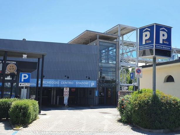Atti vandalici nel parcheggio multipiano della stazione ad Alba. "Più controlli ed entrata solo con il biglietto" Atti vandalici nel parcheggio multipiano della stazione ad Alba. "Più controlli ed entrata solo con il biglietto"