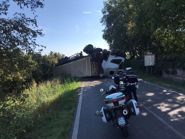 Riaperta la SP7 tra Pollenzo e Cherasco dopo il ribaltamento del camion Riaperta la SP7 tra Pollenzo e Cherasco dopo il ribaltamento del camion