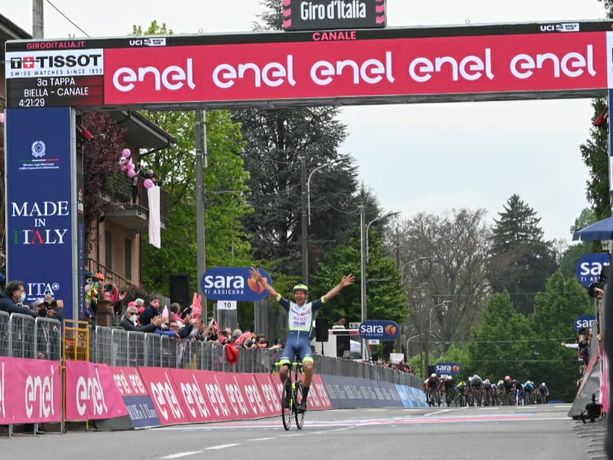 Langhe e Roero fan festa al Giro d'Italia: i passaggi ad Alba e Guarene, l’arrivo a Canale [FOTOGALLERY E VIDEO]