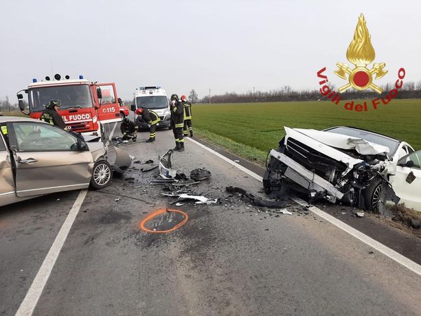 Frontale tra due auto tra Genola e Savigliano: un ferito grave trasferito al CTO Frontale tra due auto tra Genola e Savigliano: un ferito grave trasferito al CTO