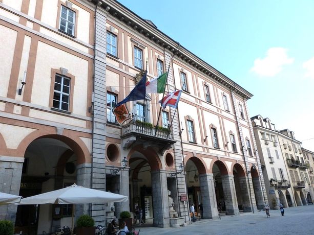 La Guardia di Finanza negli uffici del municipio di Cuneo La Guardia di Finanza negli uffici del municipio di Cuneo