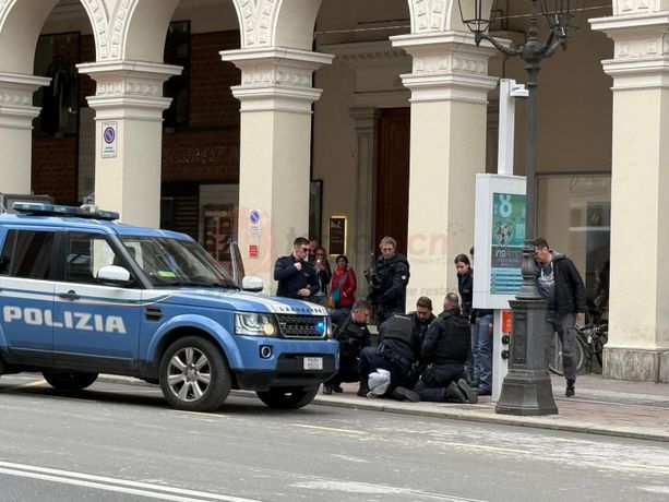 Persona armata in banca a Cuneo: interviene la squadra UOPI della Polizia, ma è una pistola giocattolo Persona armata in banca a Cuneo: interviene la squadra UOPI della Polizia, ma è una pistola giocattolo