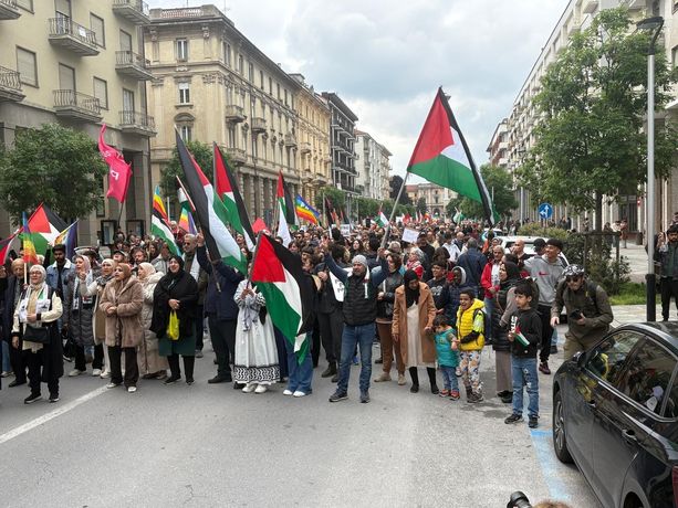 A Cuneo più di un migliaio in corteo per la Palestina: “Stop al genocidio, la pace è l’unica via” [FOTO]