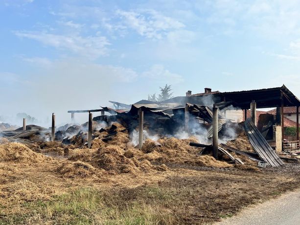 Vigili del Fuoco ancora impegnati per un capannone agricolo con fienile andato a fuoco a Cherasco Vigili del Fuoco ancora impegnati per un capannone agricolo con fienile andato a fuoco a Cherasco