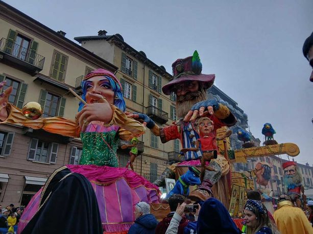 Carnevale di Saluzzo: contro nuvole e pioggia si impone lo spettacolo della sfilata [FOTOGALLERY]