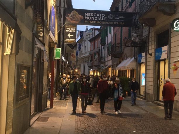 Alba, la Fiera liquida i varchi. Il questore: "Controlli ancora più serrati contro gli assembramenti" Alba, la Fiera liquida i varchi. Il questore: "Controlli ancora più serrati contro gli assembramenti"