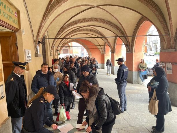 Alba, il caos passaporti finisce in Consiglio comunale: "Open day e un aiuto dalle Poste" Alba, il caos passaporti finisce in Consiglio comunale: "Open day e un aiuto dalle Poste"