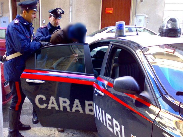 Rissa per questioni di affitto a Mondovì Piazza: i Carabinieri fermano due giovani Rissa per questioni di affitto a Mondovì Piazza: i Carabinieri fermano due giovani