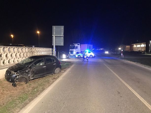 Violento scontro tra due auto sulla Provinciale 7 tra Pollenzo e Cinzano Violento scontro tra due auto sulla Provinciale 7 tra Pollenzo e Cinzano